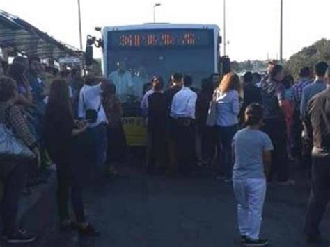 İ­s­t­a­n­b­u­l­­d­a­ ­v­a­t­a­n­d­a­ş­l­a­r­ ­d­o­l­u­ ­g­e­l­e­n­ ­m­e­t­r­o­b­ü­s­e­ ­i­s­y­a­n­ ­e­t­t­i­